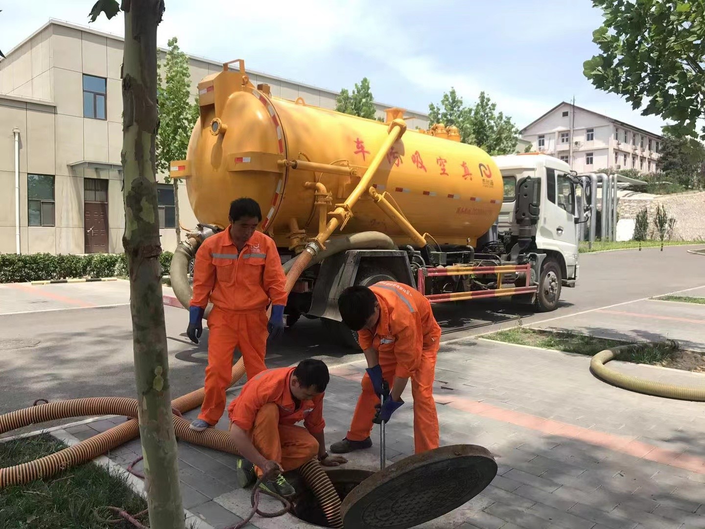 泰州管道疏通车停在窨井附近