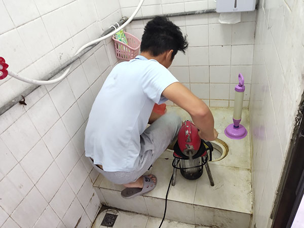 泰州管道堵塞冒臭气 专业师傅现场解决问题