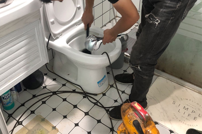 泰州马桶堵塞自己疏通还是找师傅?专业上门服务让你省时更省心